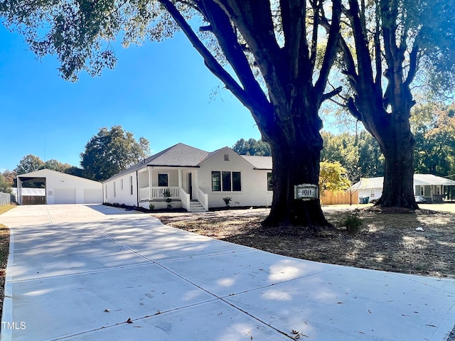 single story home with a porch