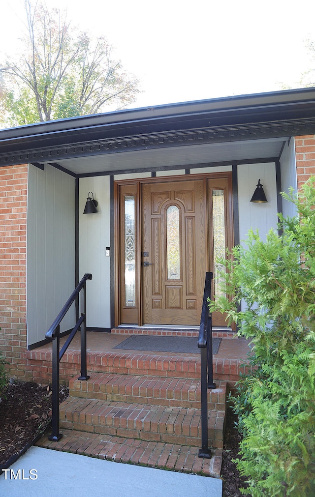 doorway to property featuring covered porch