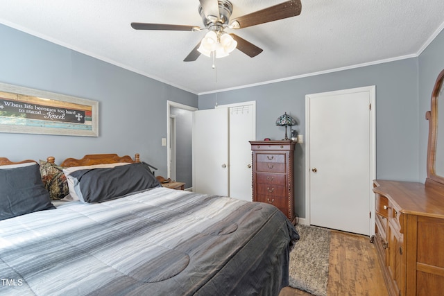 bedroom with crown molding, a textured ceiling, light hardwood / wood-style floors, and ceiling fan