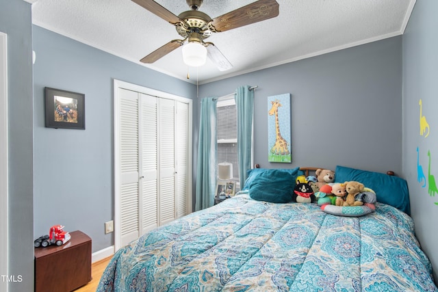 bedroom with a closet, hardwood / wood-style floors, a textured ceiling, and ceiling fan