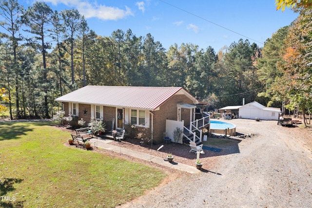 view of front of property featuring a front lawn