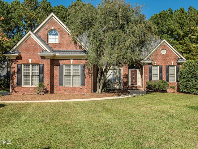 front facade featuring a front yard