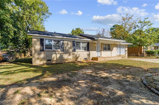 single story home with a front yard