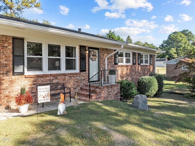 single story home featuring a front yard