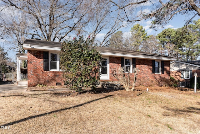 ranch-style home featuring a front lawn