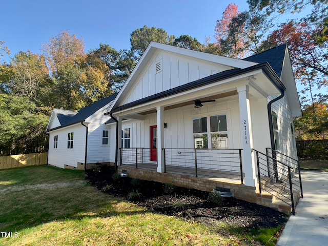 view of front of property with ceiling fan, a porch, and a front lawn