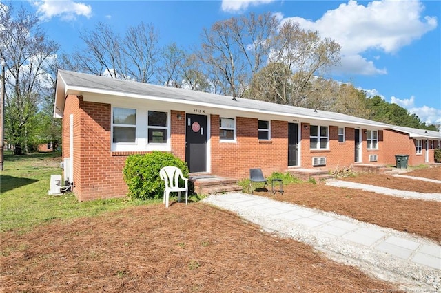 view of front of house with a front lawn