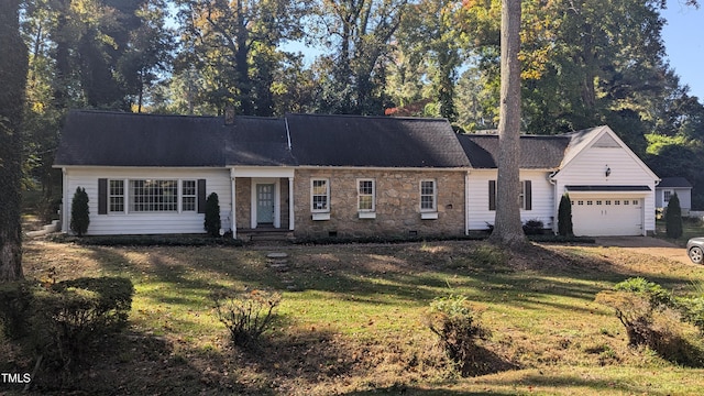 view of front of house featuring a front yard and a garage