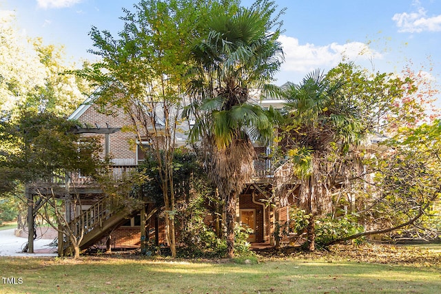 exterior space with a front yard