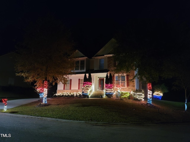 view of front facade featuring a yard