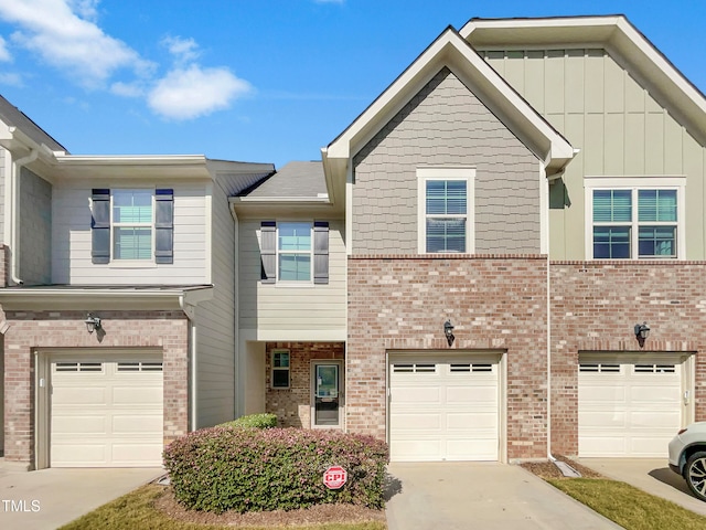 townhome / multi-family property featuring a garage