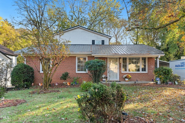 view of front facade featuring a front lawn