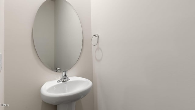 bathroom featuring a sink