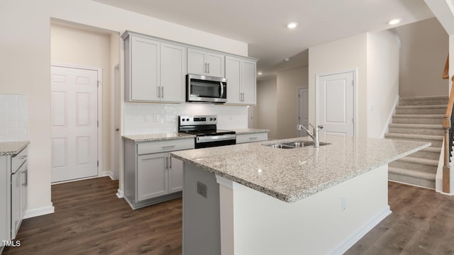 kitchen featuring a sink, stainless steel appliances, dark wood-style floors, and decorative backsplash