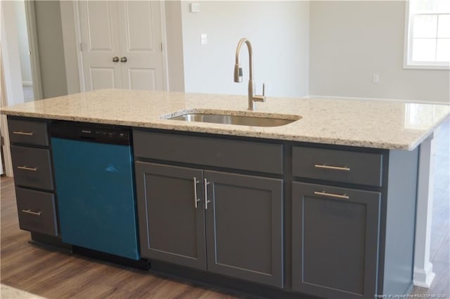 kitchen with gray cabinets, a sink, dishwashing machine, and dark wood-style flooring