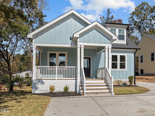 view of front of property featuring a front yard and a porch