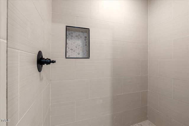 bathroom featuring tiled shower