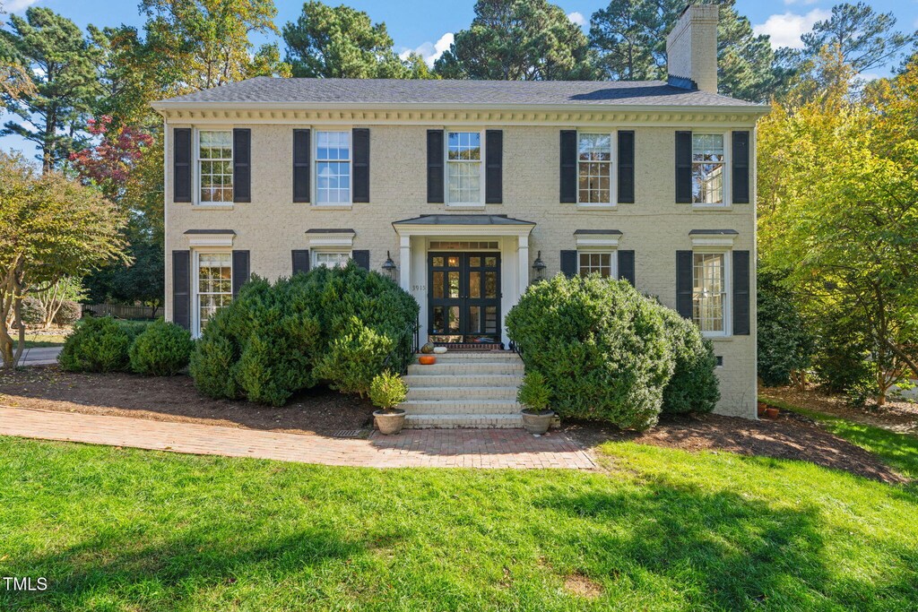 colonial inspired home featuring a front yard