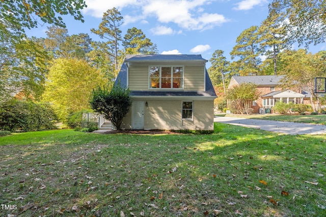 view of front facade featuring a front yard