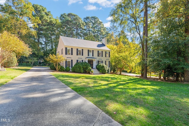 colonial inspired home featuring a front yard