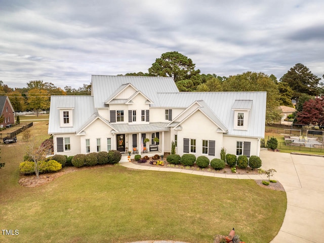 view of front of property featuring a porch and a front yard