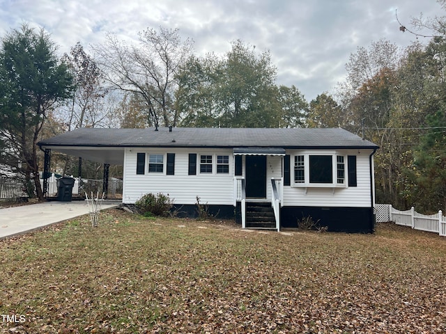 view of front of home featuring a front lawn and a carport