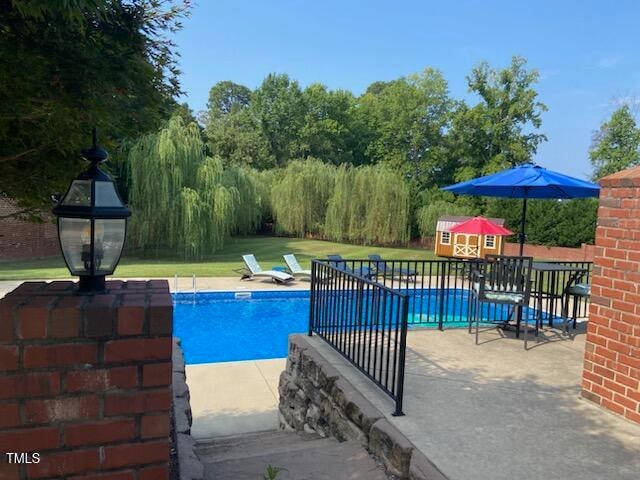 view of pool featuring an outbuilding