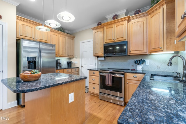 kitchen with sink, a center island, light hardwood / wood-style floors, stainless steel appliances, and pendant lighting