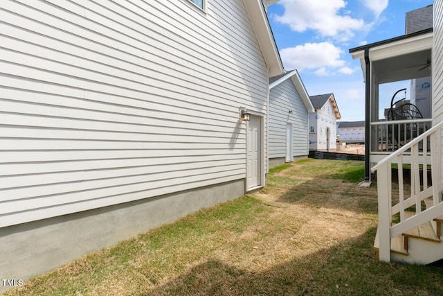 view of side of property featuring a lawn