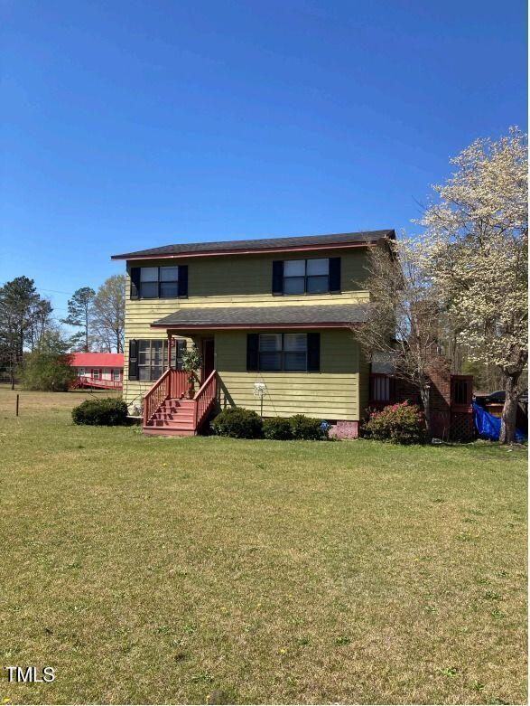 view of front of property featuring a front lawn