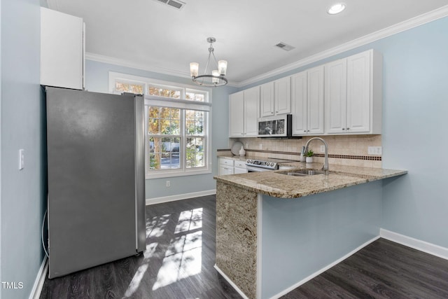 kitchen with stainless steel appliances, dark hardwood / wood-style flooring, kitchen peninsula, hanging light fixtures, and white cabinetry