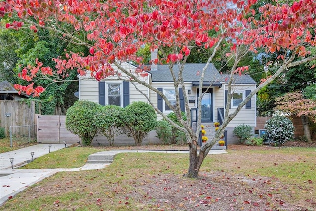 bungalow-style home featuring a front lawn