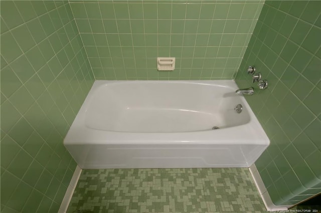 bathroom featuring a washtub