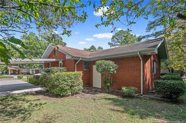 view of front of house with a front lawn