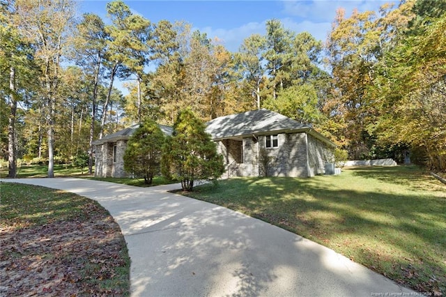 view of front facade with a front lawn