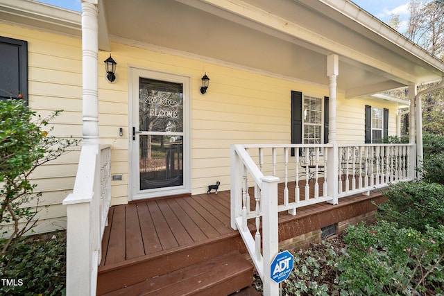 property entrance featuring a porch