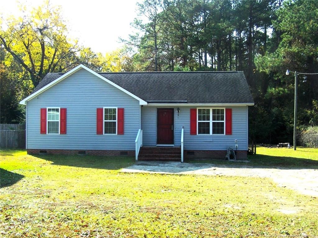 view of front of house with a front yard