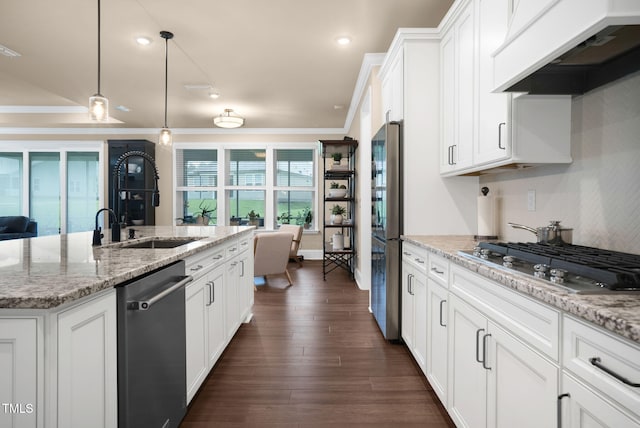 kitchen featuring appliances with stainless steel finishes, an island with sink, white cabinets, custom range hood, and dark wood-type flooring