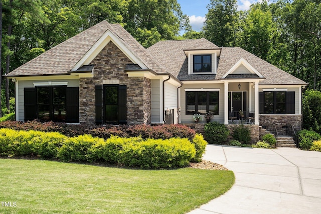 craftsman house featuring a front yard