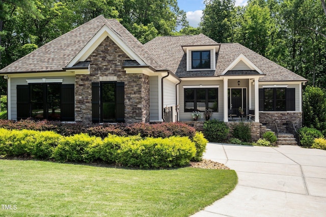 craftsman-style home featuring a front yard