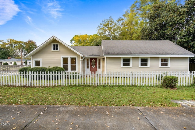 ranch-style home featuring a front lawn