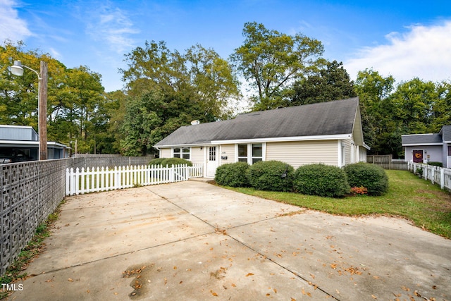 view of front of house with a front lawn