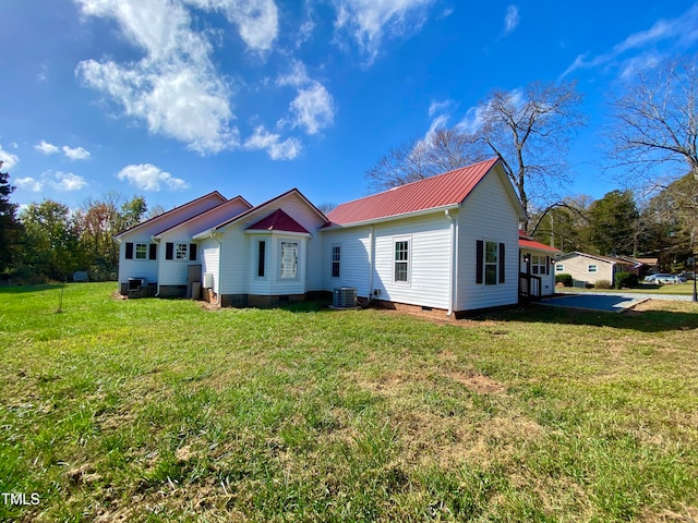 view of front of home featuring a front lawn and central AC unit