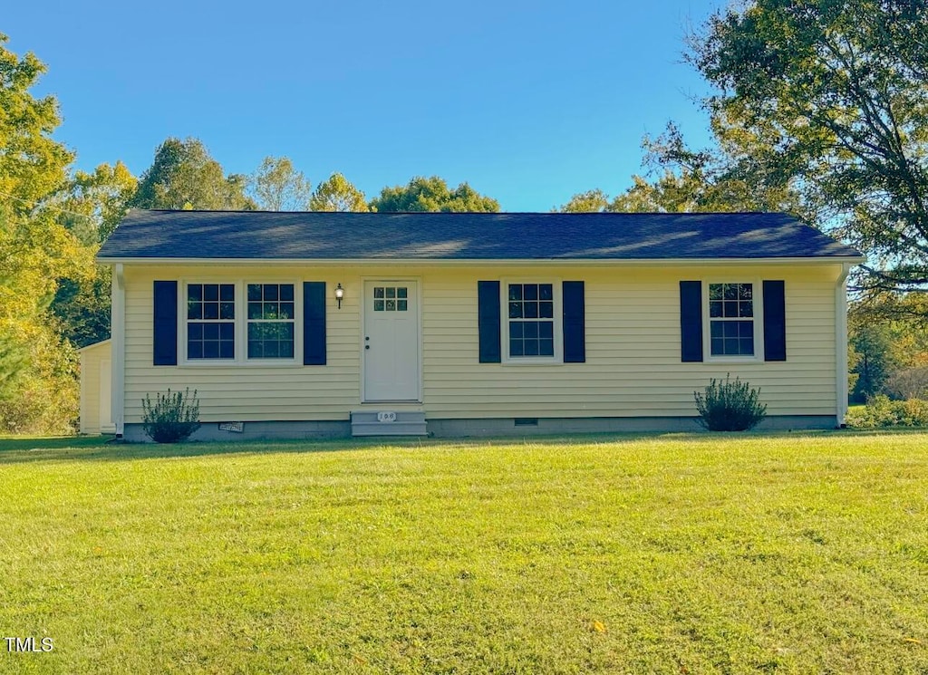 single story home featuring a front yard