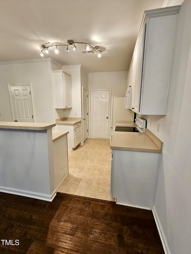 kitchen featuring white cabinetry, kitchen peninsula, crown molding, light hardwood / wood-style floors, and range