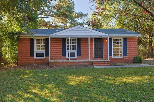 ranch-style house featuring a front lawn