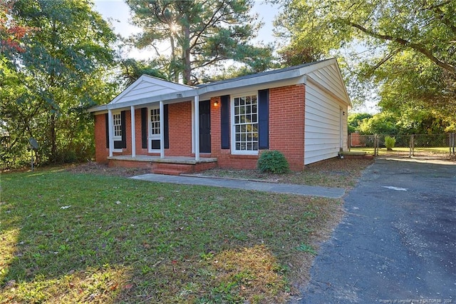 ranch-style home featuring a front lawn