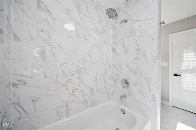 bathroom featuring tiled shower / bath