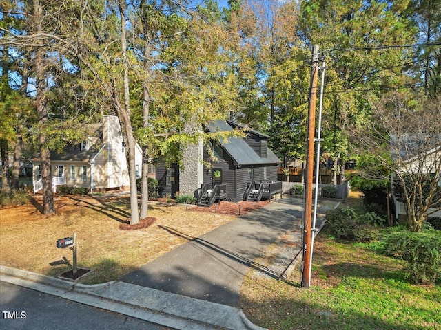 view of front facade with a front yard