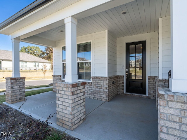 property entrance featuring a porch